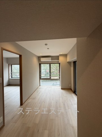 居室・リビング　エアコンも完備で、日差しもたっぷり。