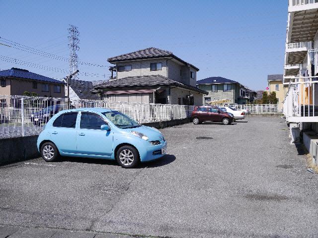 【ロイヤルハイツの駐車場】