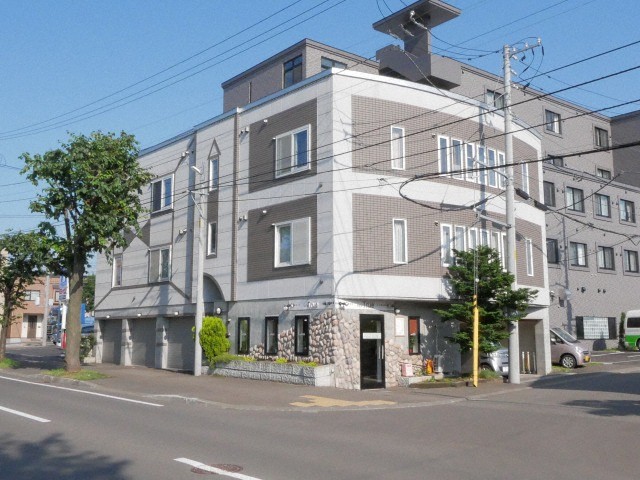 札幌市豊平区月寒西二条のアパートの建物外観