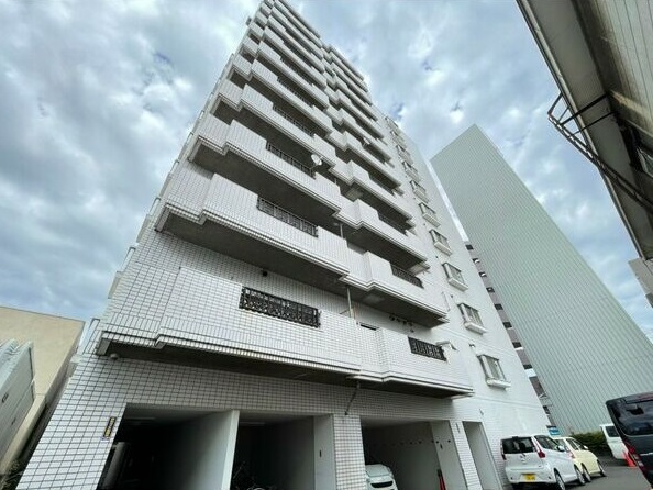 札幌市豊平区豊平四条のマンションの建物外観