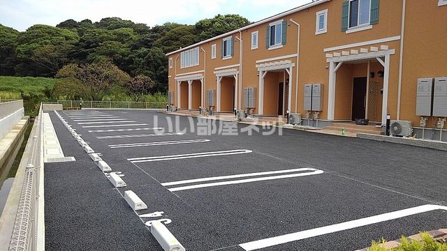 【京都郡苅田町大字与原のアパートの駐車場】