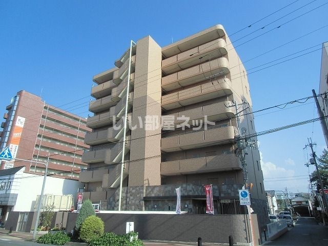 【大和高田市大中東町のマンションの建物外観】