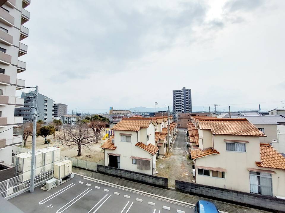 【松山市古川西のマンションのエントランス】