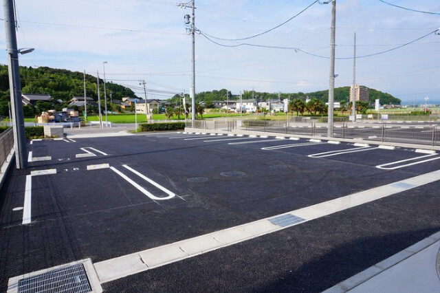 【西尾市西浅井町のアパートの駐車場】