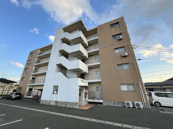 熊本市北区麻生田のマンションの建物外観