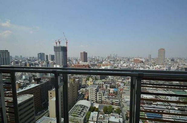 【新宿区四谷のマンションのバルコニー】