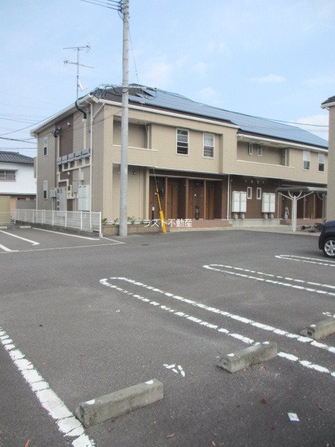 【出水市上知識町のアパートの駐車場】