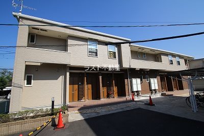 【出水市上知識町のアパートの建物外観】