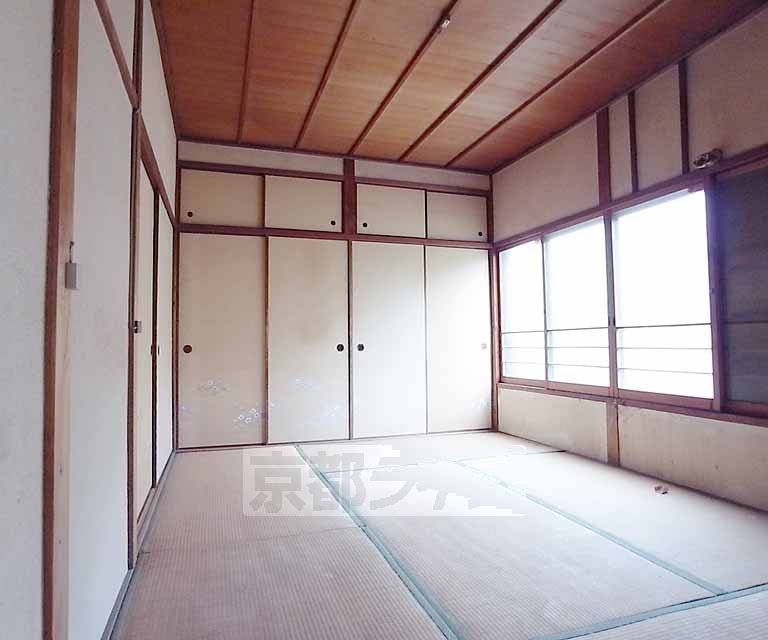 居室・リビング　収納が目立つ和室です