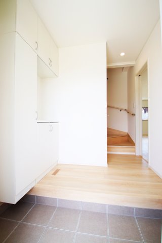 玄関　※同建築会社の別建物の内装写真となります。 ※あくまで参考イ