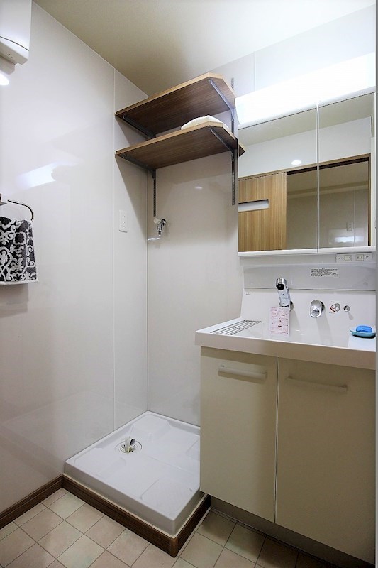 洗面設備　オシャレなシャンプードレッサーがあります。棚付き。