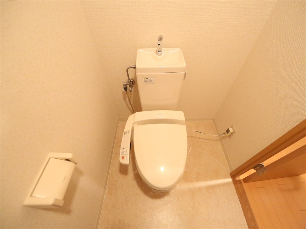 トイレ　温水洗浄便座付トイレ　棚付