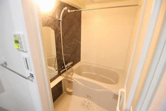 バス・シャワールーム　※別部屋の写真です