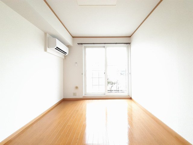 居室・リビング　内装は落ち着いています