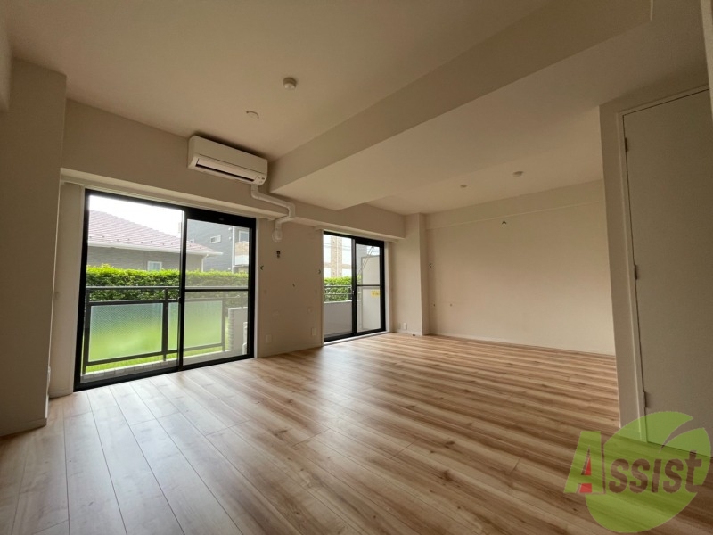 居室・リビング　リビングはこんな感じです。窓が大きくて良く陽が入ってきます。