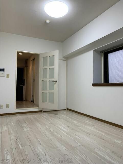 居室・リビング　南向きで日当たりの良い洋室です