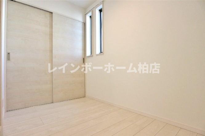 その他部屋・スペース　落ち着いた色調の寝室です