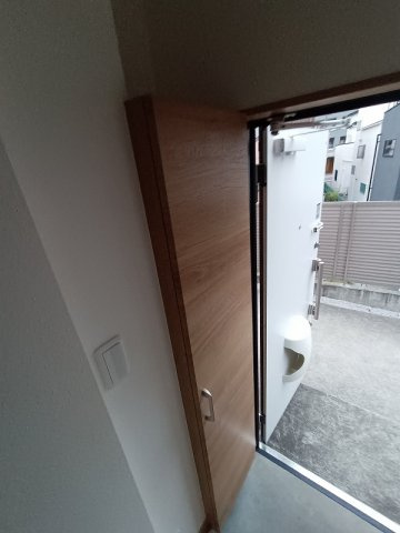 玄関　同仕様・同タイプ別号室の写真です