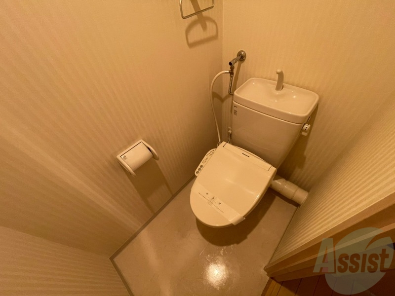 トイレ　ウォシュレット機能がついたトイレです。安心して使用できます。