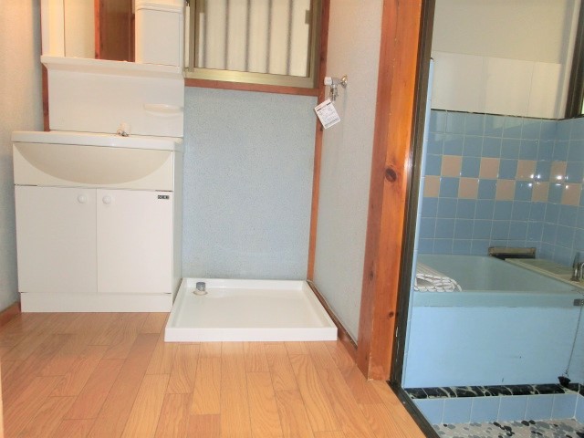 バス・シャワールーム　１階　バス・洗面所・洗濯機置き場