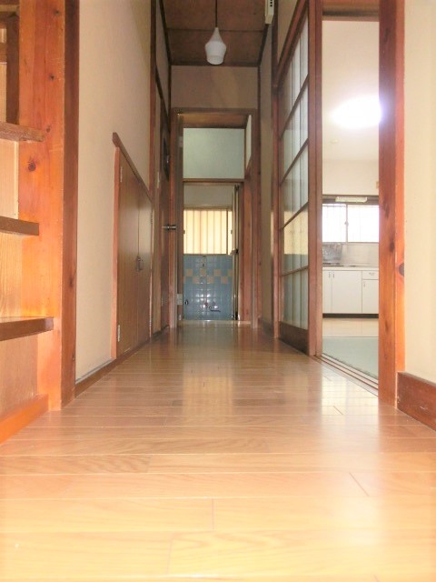 玄関　玄関から望む正面はバス