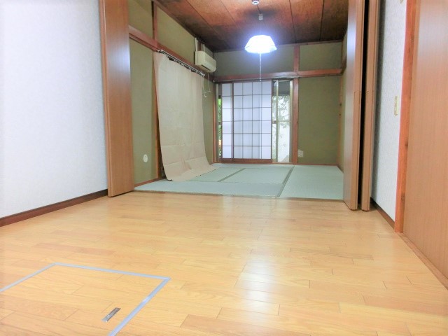 居室・リビング　１階　DKから望む和室６帖