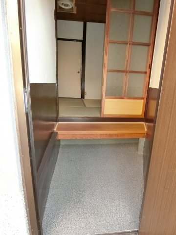 【寝屋川市錦町のアパートの玄関】