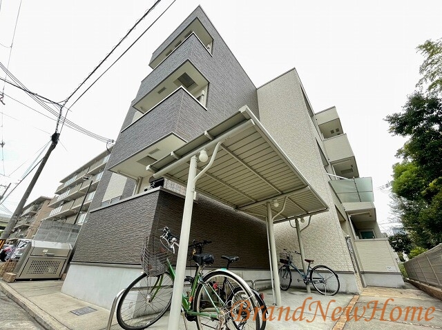 堺市西区浜寺諏訪森町西のアパートの建物外観