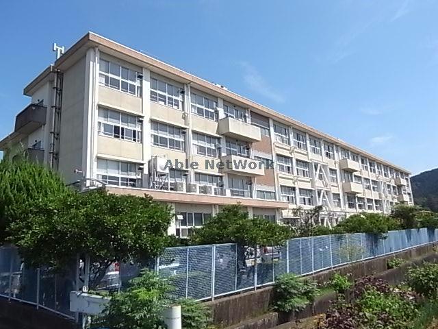 【山県市高富のマンションの小学校】