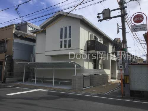 岡山市北区島田本町のアパートの建物外観