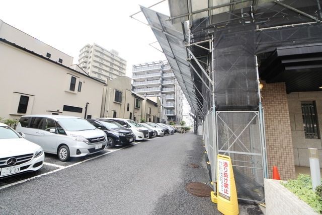 【江戸川区南葛西のマンションの駐車場】