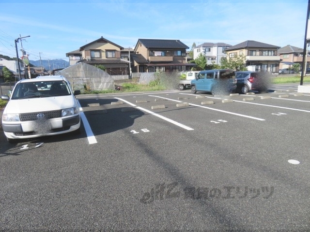 【レオパレスクレインコート横田の駐車場】