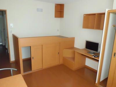 居室・リビング　ベッドの下も収納として有効活用できます。