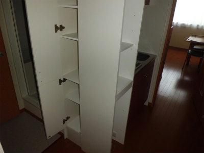 収納　清潔感のあるホワイトカラーの収納棚。