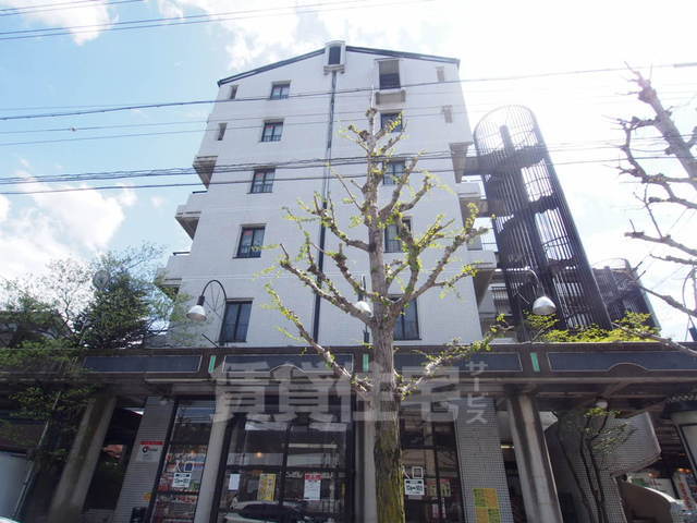 京都市右京区嵯峨新宮町のマンションの建物外観