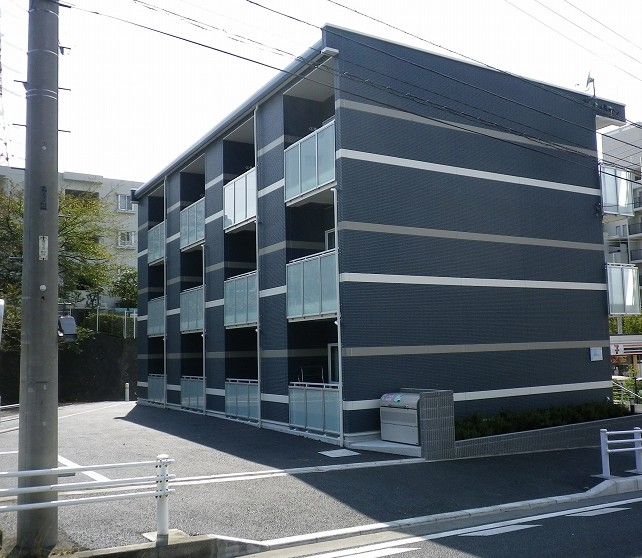 【横浜市戸塚区下倉田町のマンションの建物外観】