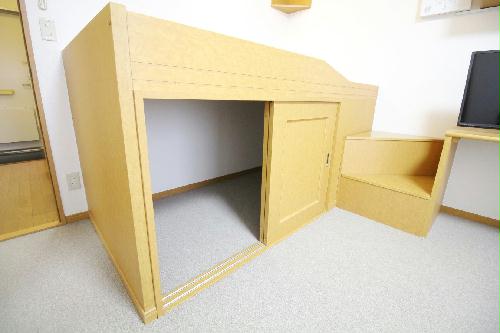 収納　ベッド下の大型収納は便利で、大型の荷物も収納できます。