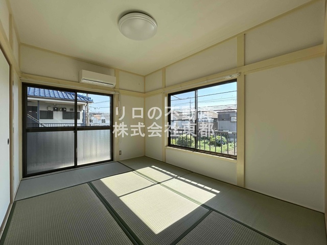 居室・リビング　２面採光なので、明るく風通しのよい過ごしやすいお部屋です♪