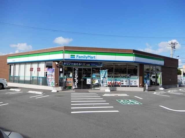 コンビニ　ファミリーマート松阪駅部田店（コンビニ）まで777m