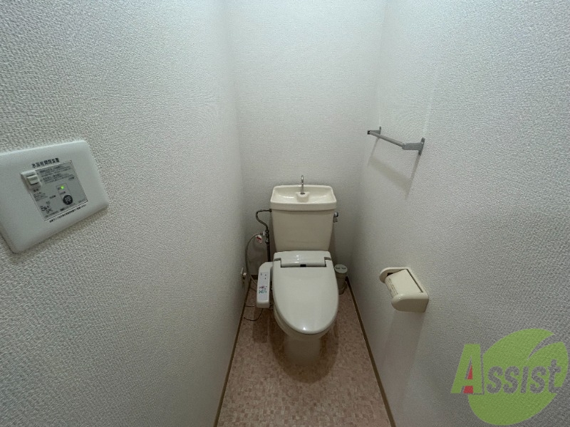 トイレ　ウォシュレット機能がついたトイレです。安心して使用できますね