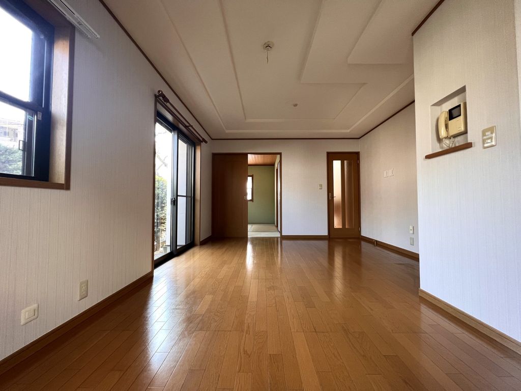 居室・リビング　別方向から見たリビングダイニングキッチン