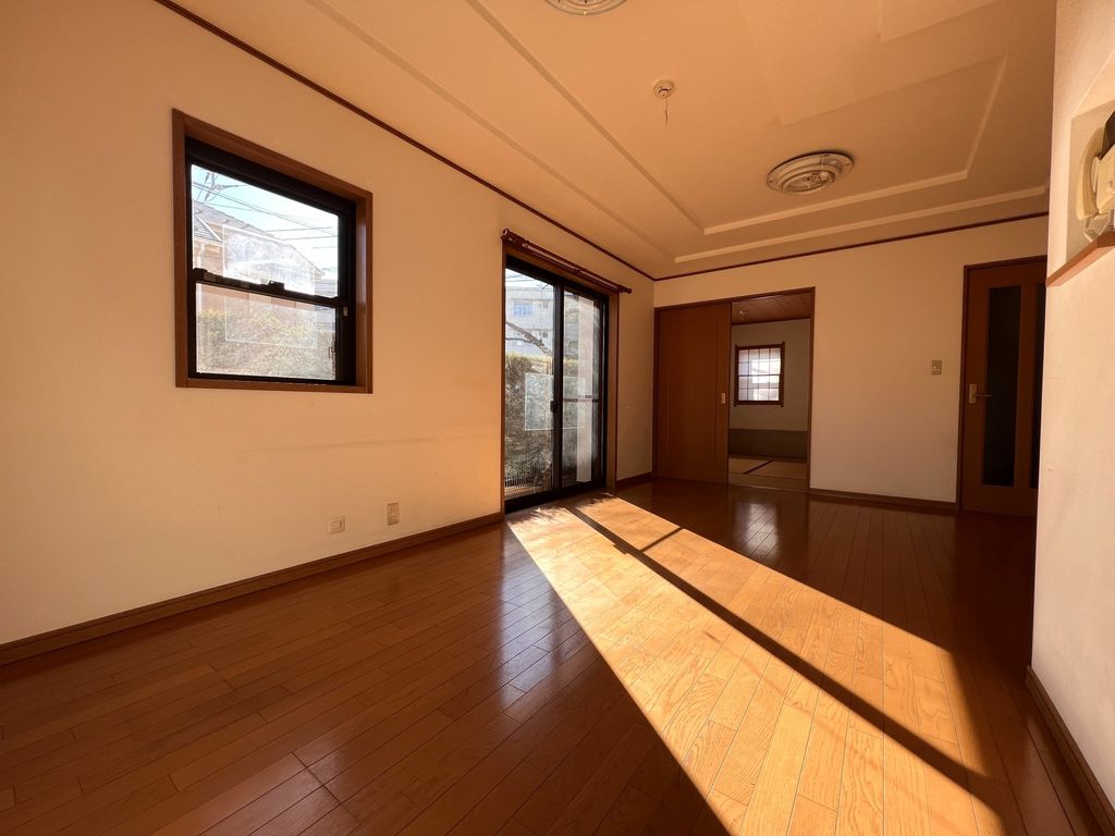 居室・リビング　別方向から見たリビングダイニングキッチン