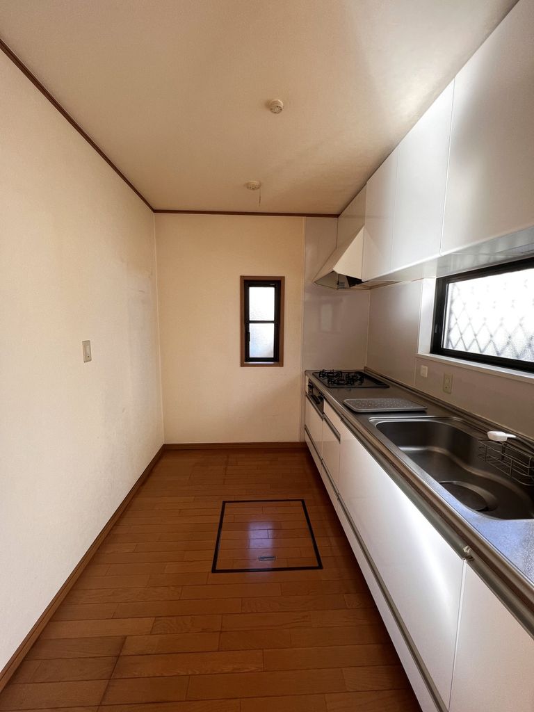 キッチン　システムキッチン。床下収納あり