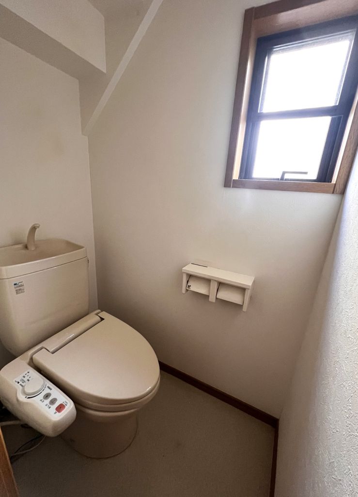トイレ　１階のトイレ。温水洗浄便座付き