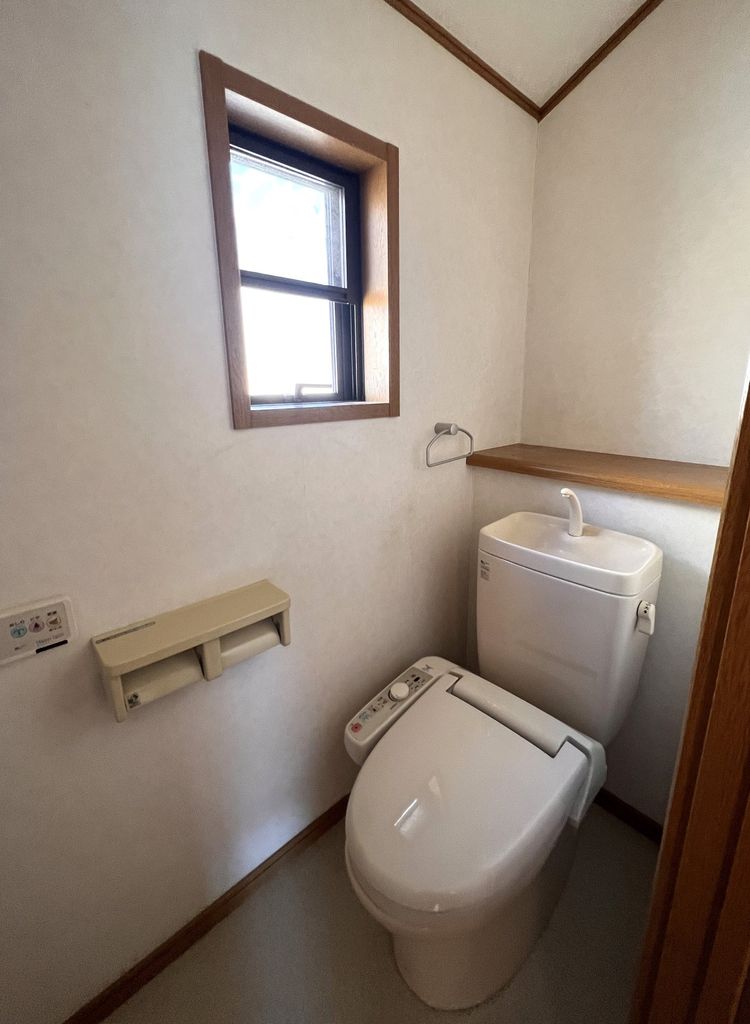 トイレ　２階のトイレ。温水洗浄便座付き