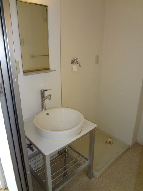 洗面設備　明るい洗面所です