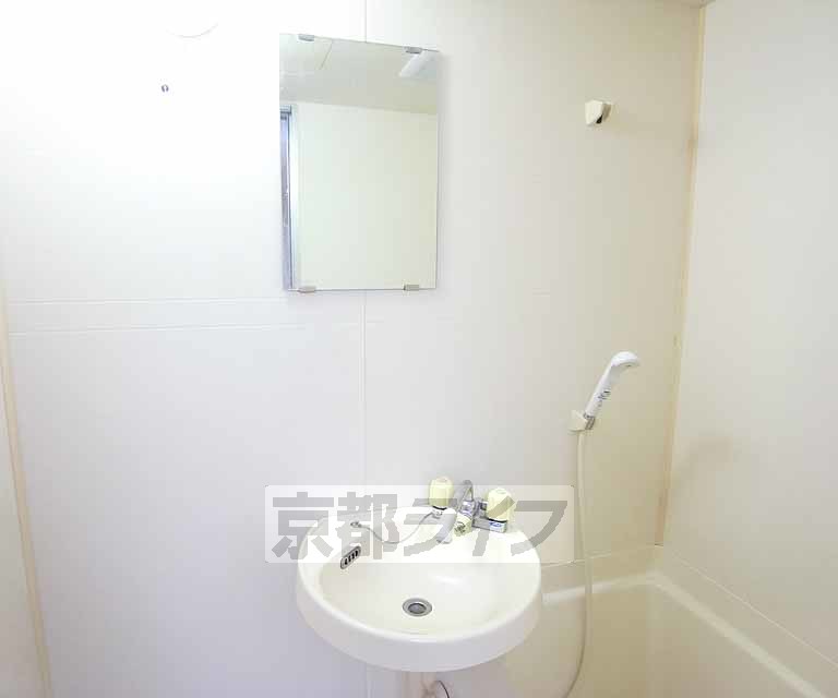 洗面設備　プチ洗面台付き。