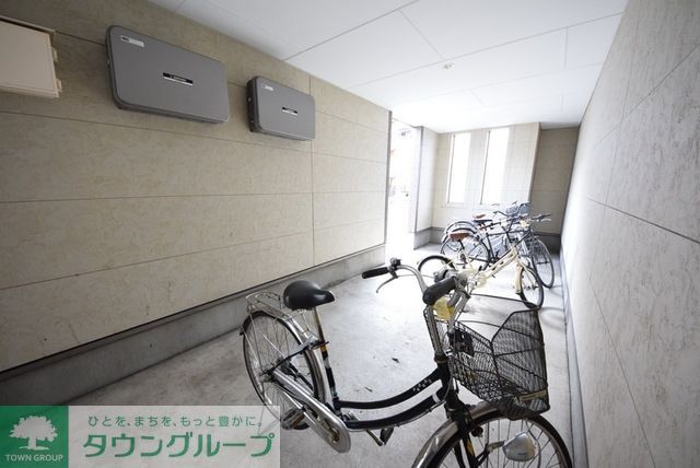 その他共有部分　駐輪場は雨に濡れない屋内タイプ