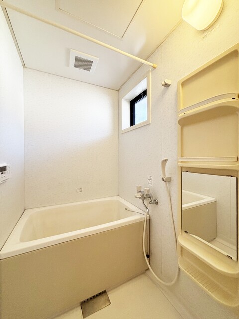 バス・シャワールーム　換気窓付のバスルーム♪