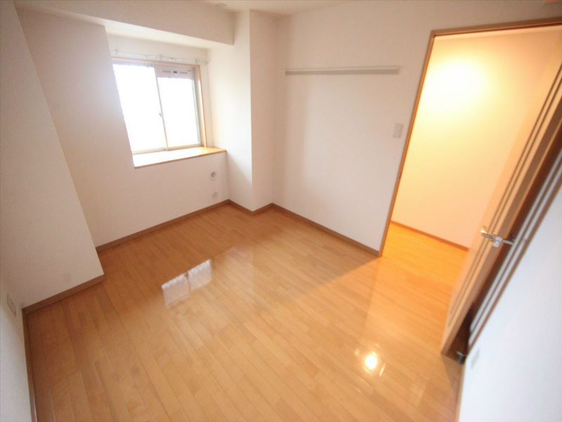 その他部屋・スペース　洋室6.7帖　出窓付き